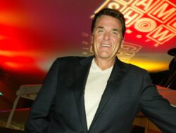 Chuck Woolery, Penyiar Asli ‘Roda Keberuntungan,’ Meninggal Dunia pada Usia 83 Tahun