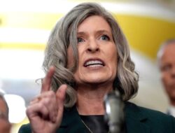 Joni Ernst, Ketua Fraksi DOGE Senat Baru, Berambisi Membuat Pemerintahan Federal ‘Meringis’ Melalui Pemotongan Triliunan Rupiah