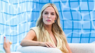 Alex Cooper Teken Kontrak Podcast Senilai $125 Juta dengan Tips Negosiasi dari Ibunya