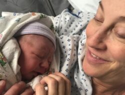 Memiliki Bayi di Usia Hampir 50 Tahun: Menikmati Saat Ini Tanpa Memikirkan Masa Depan