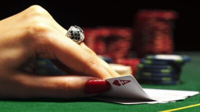 Mengapa Beberapa Wanita Mengatakan Belajar Poker adalah Kunci Kesuksesan Karir