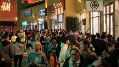 Foto-foto Menunjukkan Kerumunan Black Friday di Pusat Perbelanjaan di Seluruh AS Meskipun Semakin Banyak Pembeli Beralih ke Belanja Online