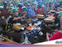 Potret Ibu-ibu Produksi Rokok di Kudus