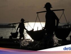 Mengecap Gurihnya Garam Khas Pantai Kusamba Bali