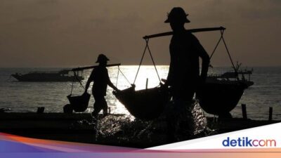 Mengecap Gurihnya Garam Khas Pantai Kusamba Bali