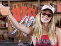 Bintang ‘Call Her Daddy’ Alex Cooper Berencana Meluncurkan Merek Vodka, Pendaftaran Merk Menunjukkan