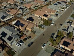 Top 20 Kabupaten di AS di mana perusahaan asuransi rumah besar paling cepat mengeluarkan pelanggan mereka