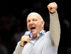 Steve Ballmer Lebih Kaya dari Warren Buffett, Tapi Portofolionya Bergantung pada Satu Saham
