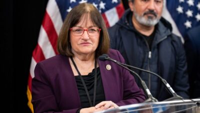 Kongreswan 68 tahun mengumumkan pensiun untuk ‘menjadikan contoh yang lebih baik’ di tengah kekhawatiran tentang politisi yang menua