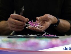 Melihat Pembuatan Dekorasi Natal dari Manik-manik Kaca Tiup