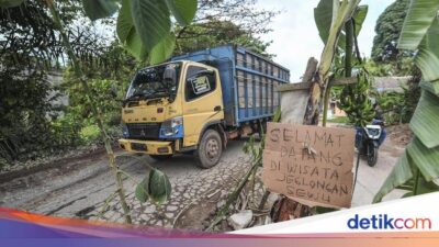 Penampakan ‘Wisata’ Jalan Rusak di Muaro Jambi