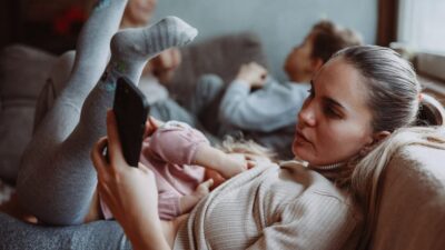 Menjadi Orang Tua di Tahun 2025: Menumbuhkan Anak Mandiri tanpa Mengorbankan Keamanan