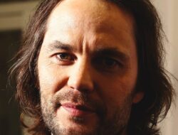 Taylor Kitsch Bersyukur Tidak Menjadi Megabintang