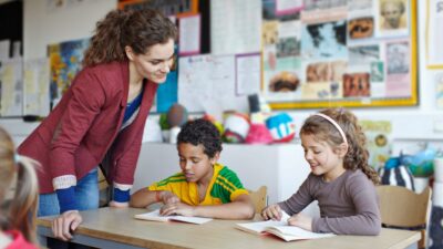 Guru Besar Berkeliaran di Sekolah Dasar: Menyebarkan Ilmu dengan Gaji Rendah