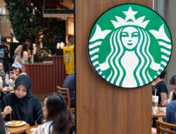 Starbucks Meminta Anda Untuk Membeli Minuman Jika Ingin Duduk di Gerai Mereka