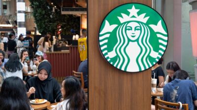 Starbucks Meminta Anda Untuk Membeli Minuman Jika Ingin Duduk di Gerai Mereka