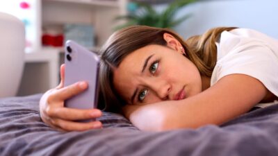 Melarang Anak Remaja Saya dari Medsos: Kisah Menarik dari Seorang Ibu