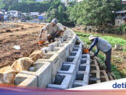 Intip Progres Normalisasi Sungai Ciliwung Rawajati