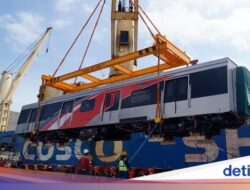 Trainset Asal China Milik KAI Commuter Tiba di Tanjung Priok