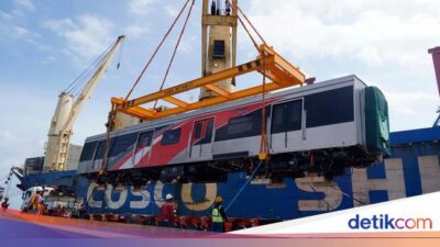 Trainset Asal China Milik KAI Commuter Tiba di Tanjung Priok